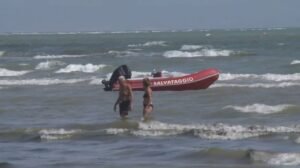 Maltempo a Grado, anziano austriaco annegato: padre e figlia in mare