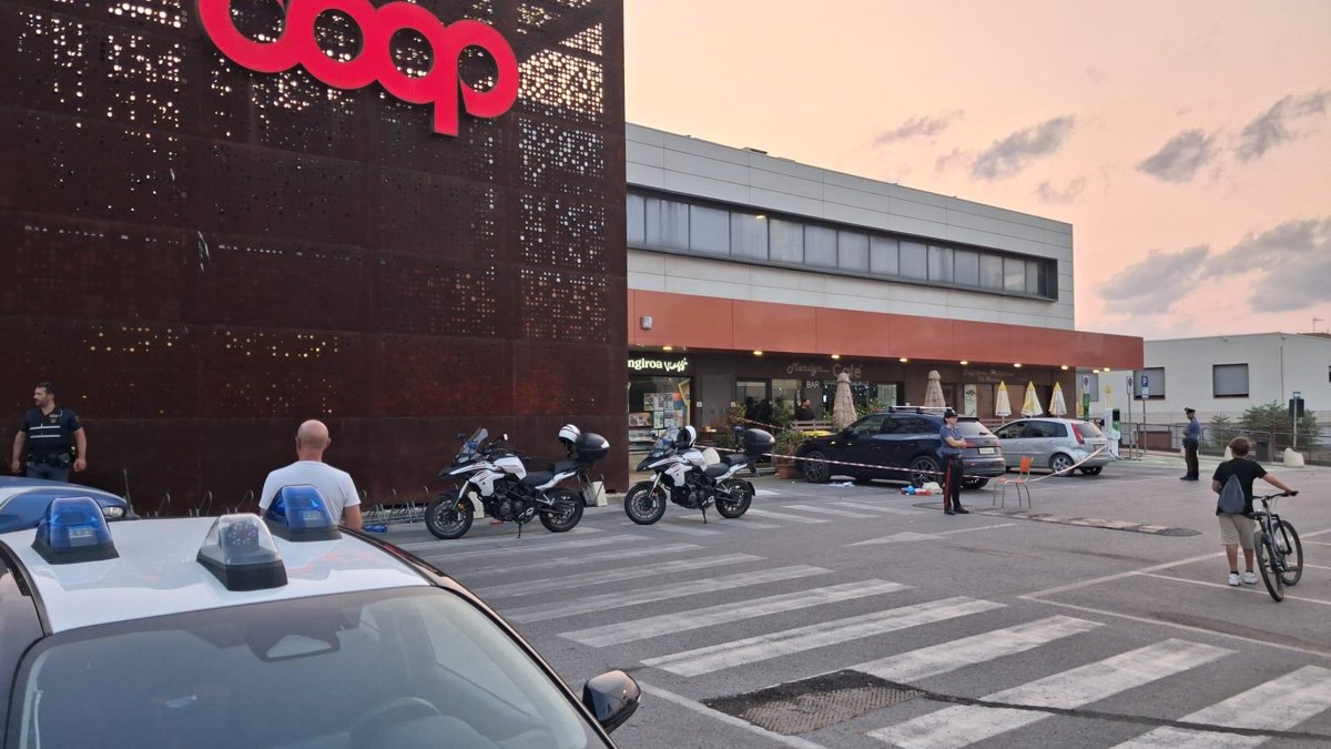 Minaccia vigili con coltello, sparo a San Vincenzo: clochard ferito