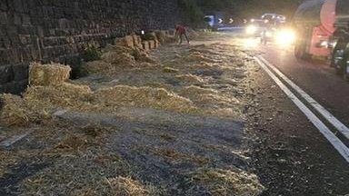 Camion perde fieno sulla Valsugana: traffico in tilt a Tenna