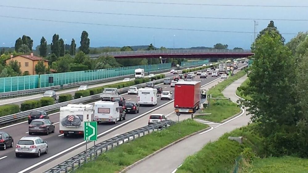 Furgone tampona camion in A4, un morto tra Portogruaro e San Stino