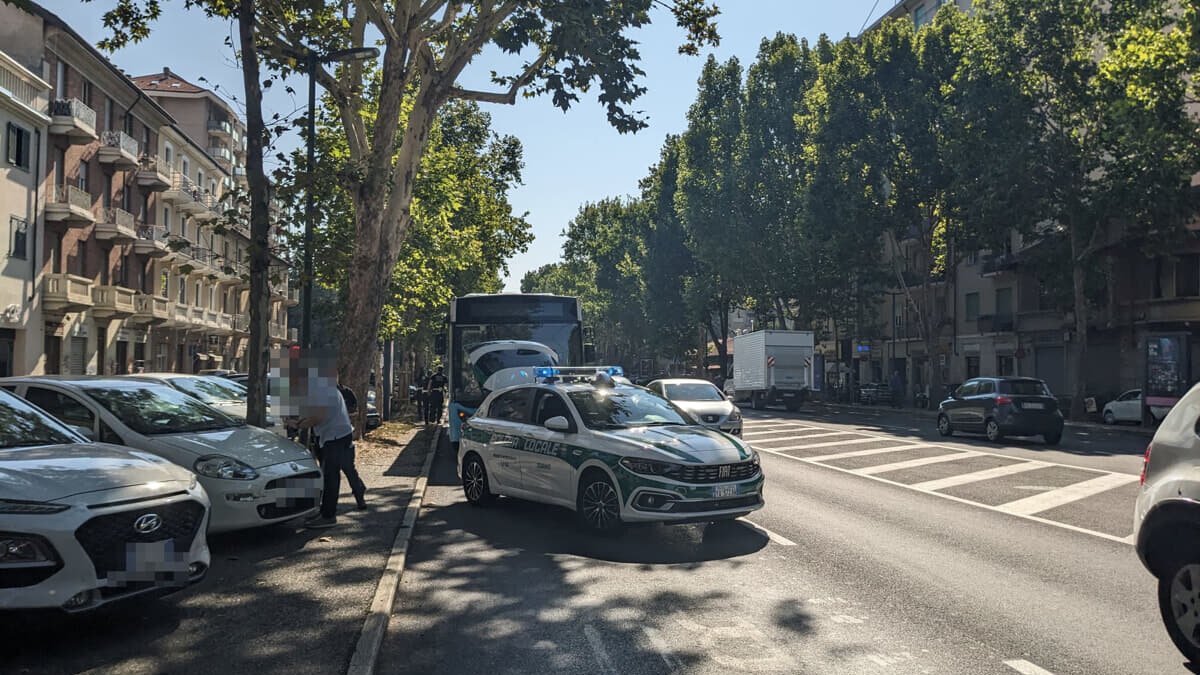 Incidente a Torino, uomo investito da autobus scendendo: grave 60enne in ospedale