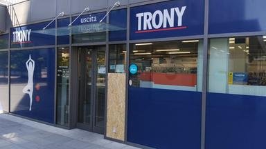 Maxi furto con spaccata al Trony: vetrina sfondatae rubati 40mila euro di prodotti