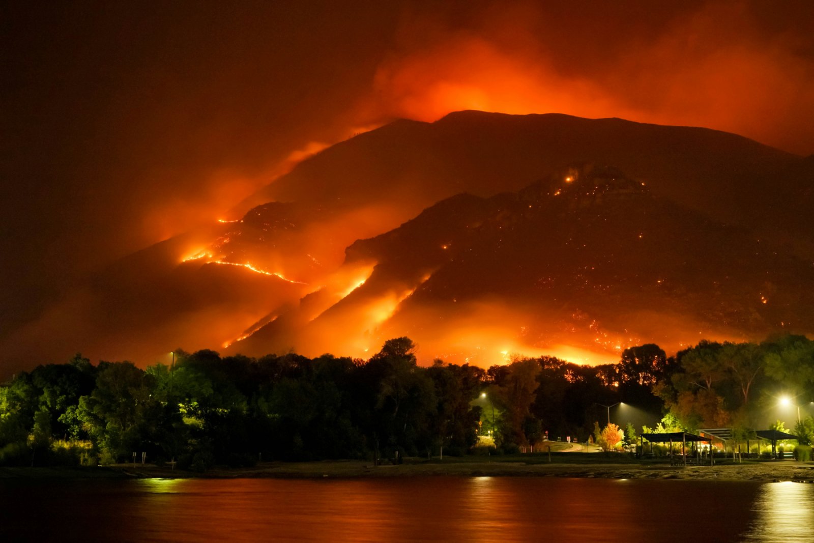 Il caldo e i roghi stanno trasformando il Mediterraneo in un’area a rischio crescente