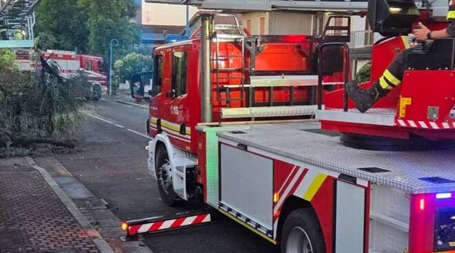 Lumezzane, volontari riparano autoscala, ma la sede la prende