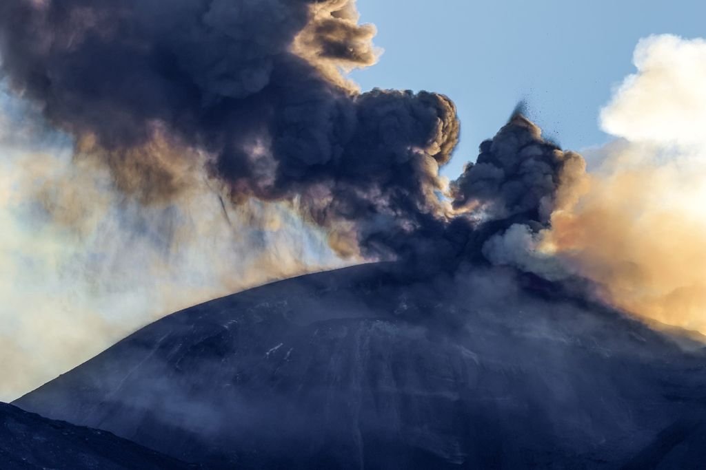 Etna, chiusura aeroporto Catania: voli sospesi, 36% cancellati