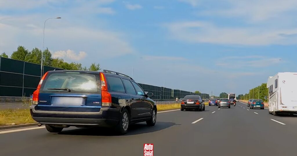 Jazda sul guardrail: i conducenti trattano la distanza di sicurezza come inesistente