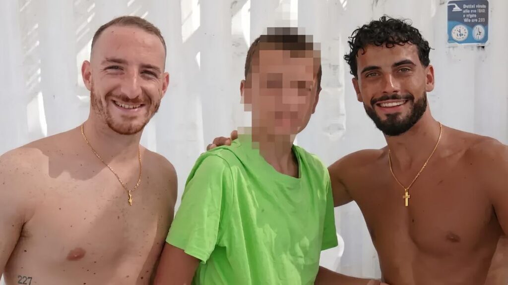 Agenti fuori servizio salvano bambino e padre in mare aperto