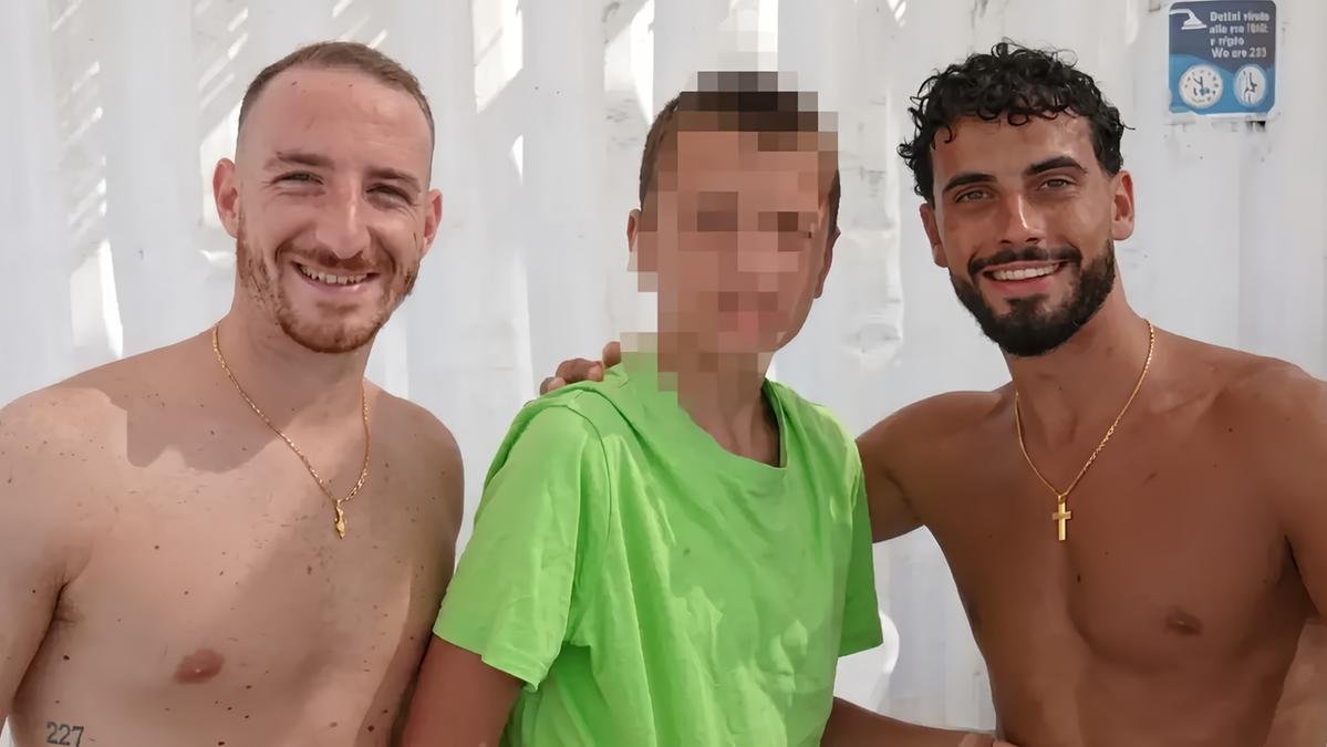 Agenti fuori servizio salvano bambino e padre in mare aperto