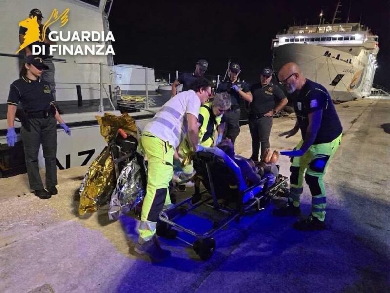 Soccorso notturno nel Canale di Sicilia: GDF salva uomo in difficoltà