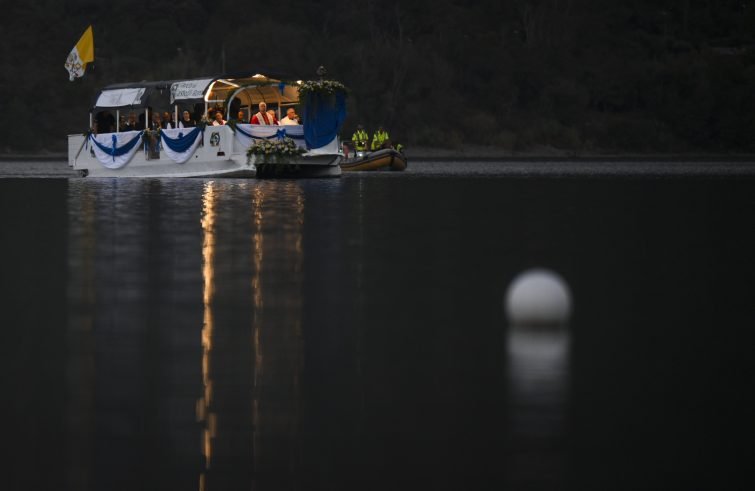 Papa Leone XIV celebra la Madonna del lago in battello: “L’odio non porta nulla di buono”