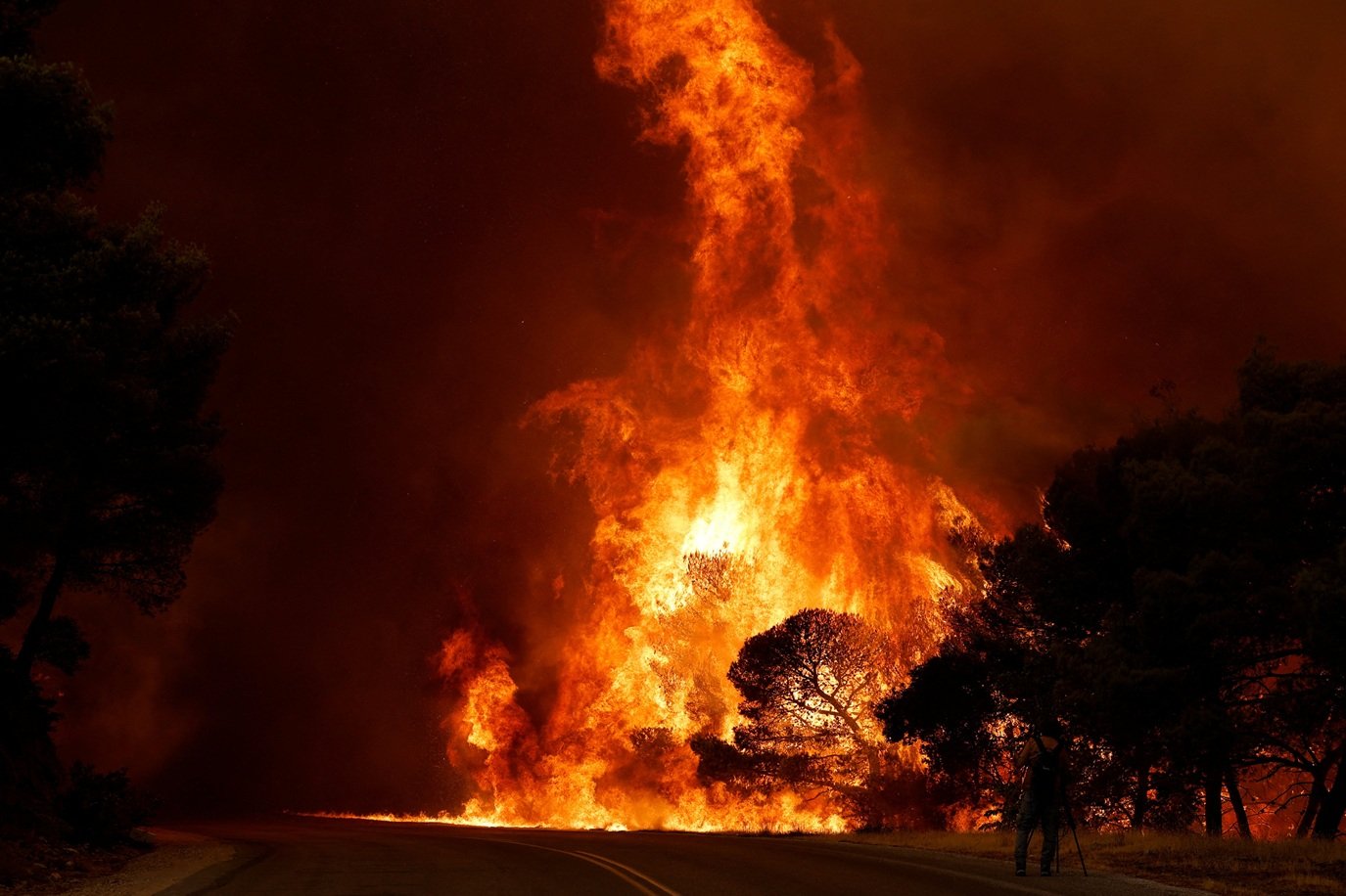 Incendi devastano Grecia, Francia e Spagna in un’ondata di caldo e venti forti