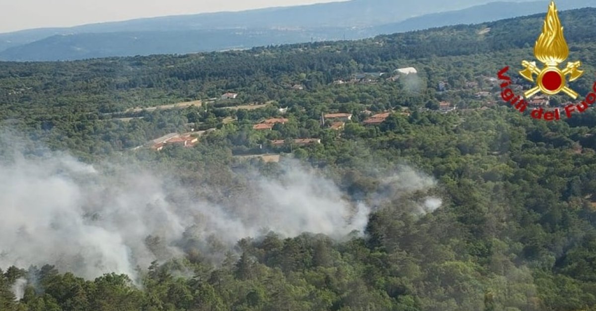 Incendio sul Carso: due elicotteri in azione e squadre protettive a protezione di abitazioni e casa di riposo
