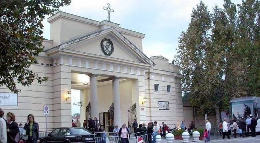 Pagani, cimitero in degrado: il Comune diffida i concessionari a ripulire le tombe