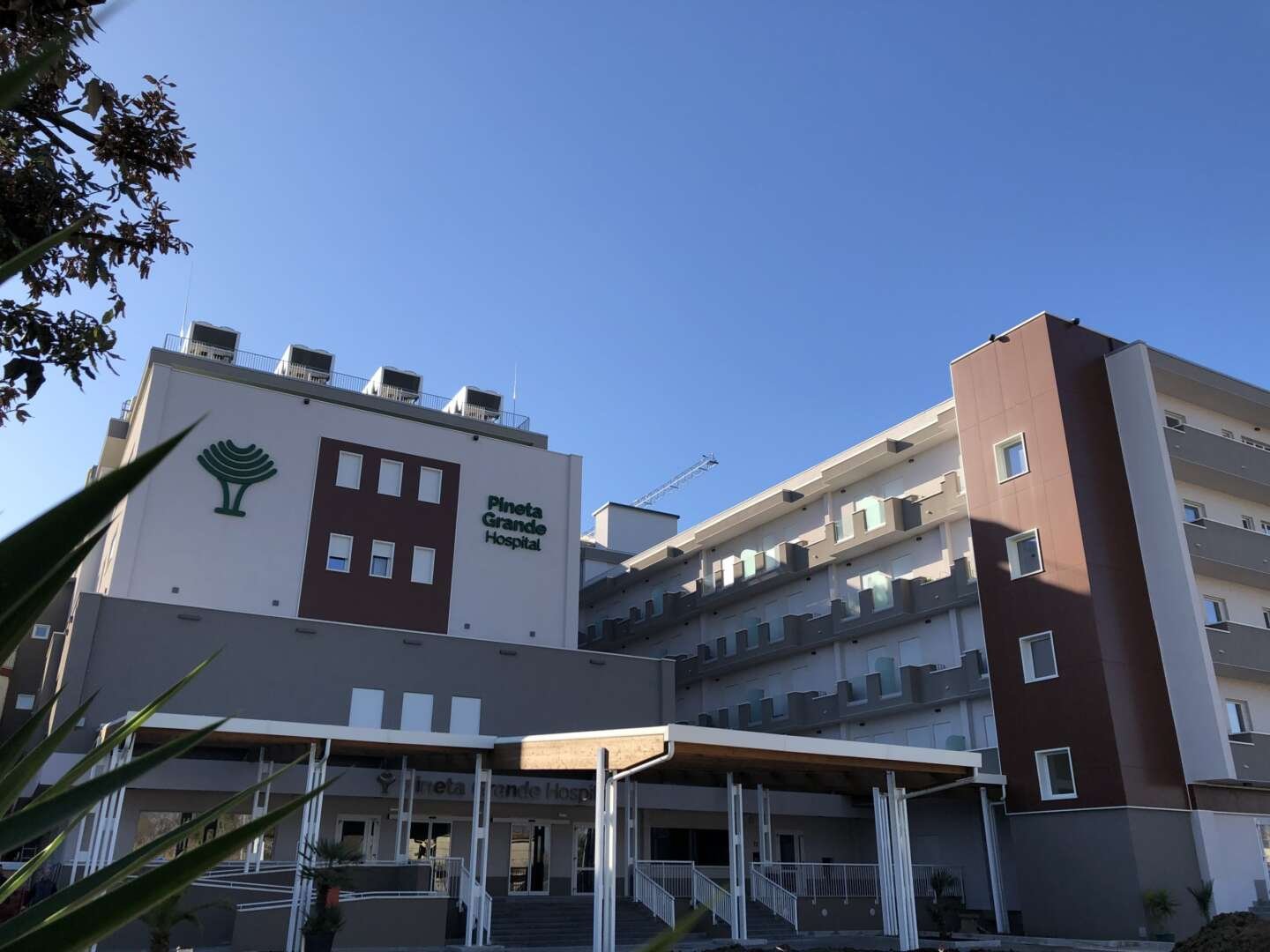 Pronto soccorso ridotto al Pineta Grande Hospital, la Regione è al centro delle critiche