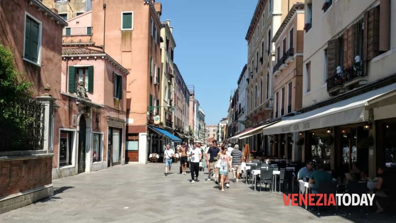 Lavoratori in musei, ristoranti e litorale fiaccati dal caldo estremo