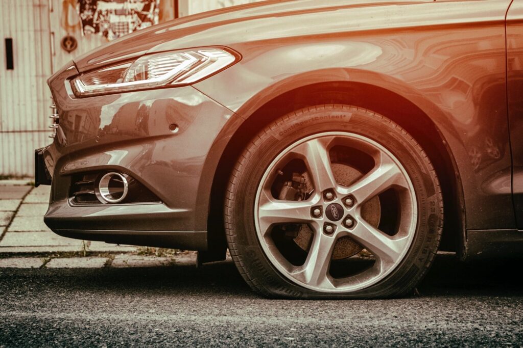 Truffa della gomma bucata: ladri svaligiano auto mentre si cambia la ruota