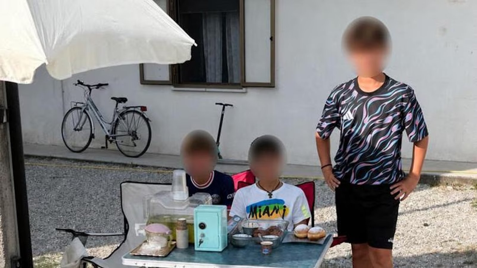 Tre ragazzi di Pradamano ammoniti per vendita di limonata, riceveranno motorini in regalo
