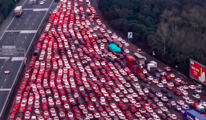 Autoroute a 50 corsie in Cina? Una foto virale che nasconde un bocconi dietro un posto di pagamento