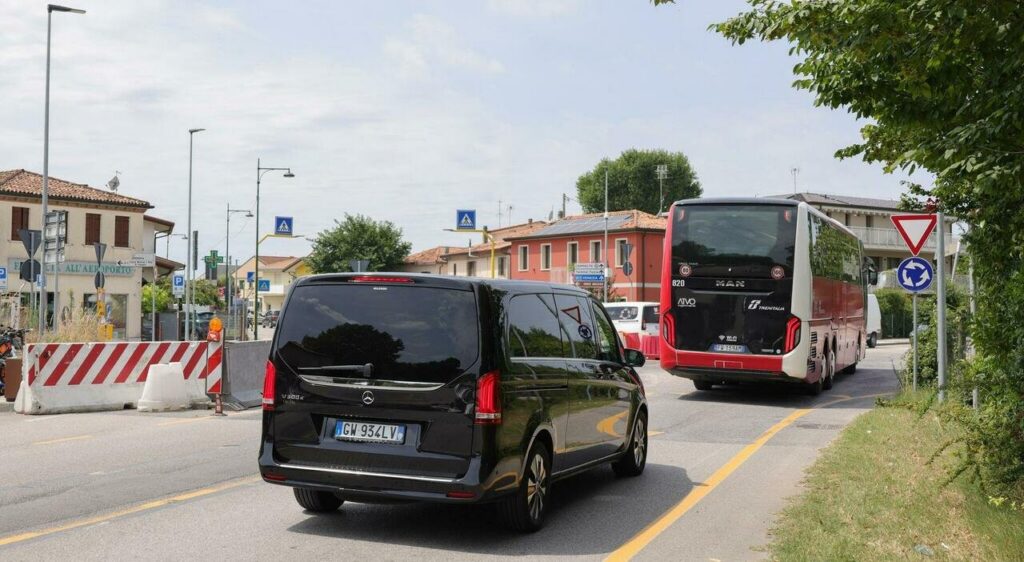 Parcheggi selvaggi, traffico caotico e mancanza di servizi: la protesta di Tessera