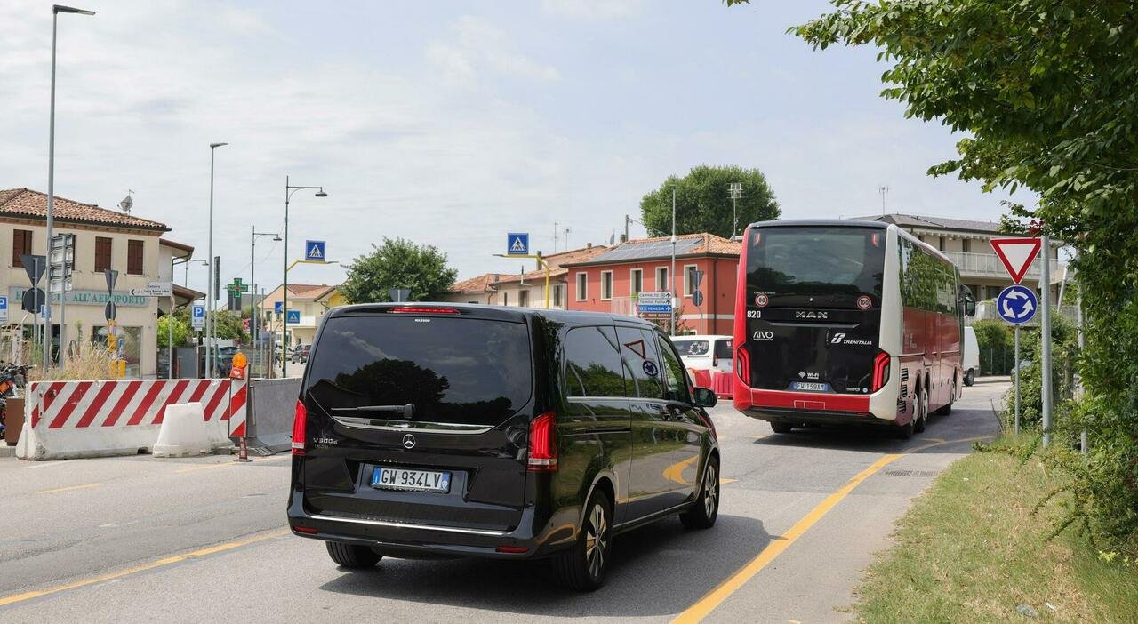 Parcheggi selvaggi, traffico caotico e mancanza di servizi: la protesta di Tessera