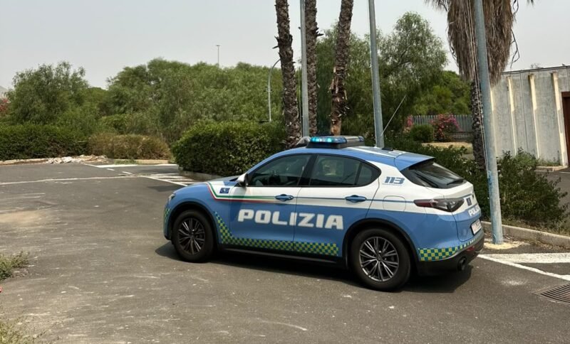 Polizia stradale soccorre famiglia in autostrada dopo aggressione di cane