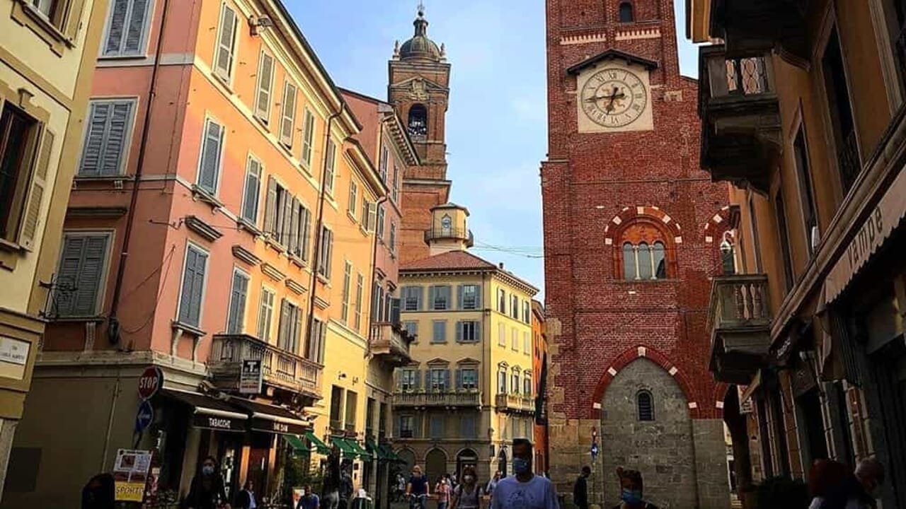 Via Carlo Alberto: negozi chiudono, la via del commercio si trasforma