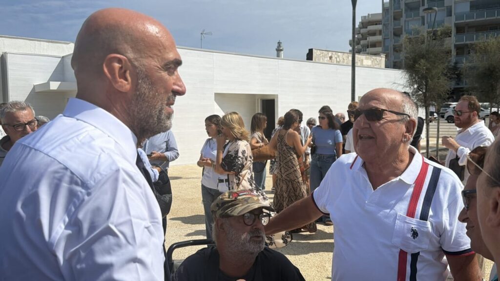 La spiaggetta di San Cataldo si rinnova: pedana in legno e servizi per il pubblico