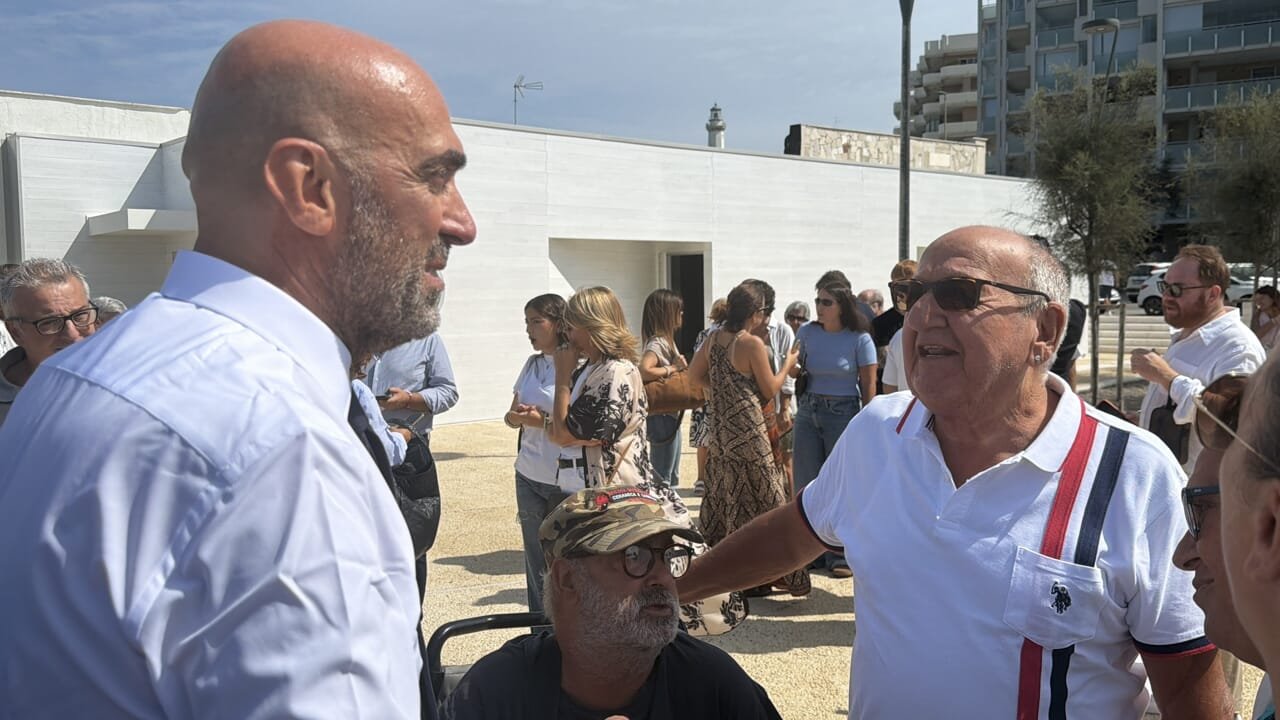 La spiaggetta di San Cataldo si rinnova: pedana in legno e servizi per il pubblico
