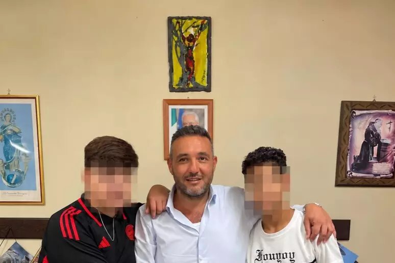Terzigno, il sindaco convoca i due studenti dopo la lite a scuola: si sono stretti la mano