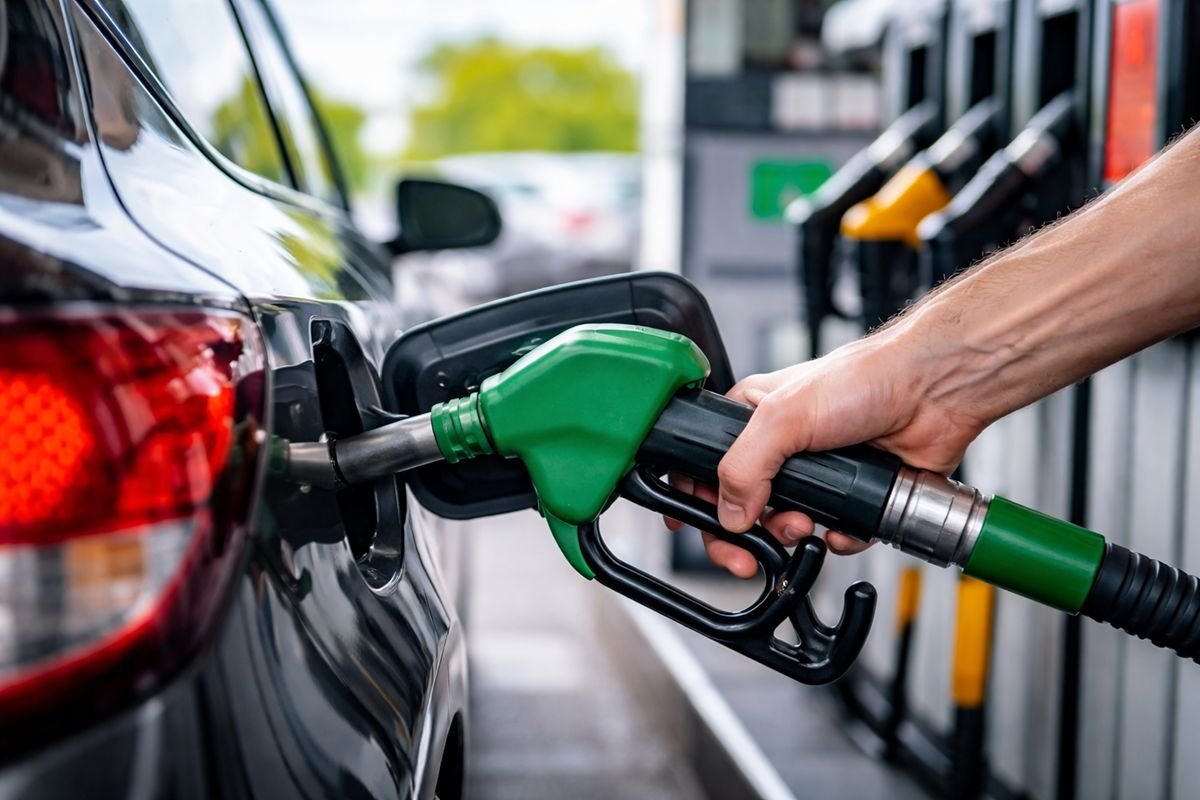 Eni applica price cap sui carburanti: prezzi fissi a 1,99 euro e 2,19 euro