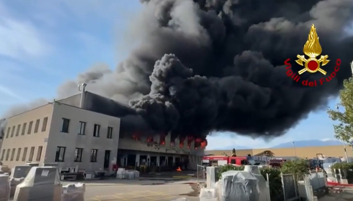 Incendio a Malo: fiamme alte e fumo visibile a chilometri, evacuazioni in corso