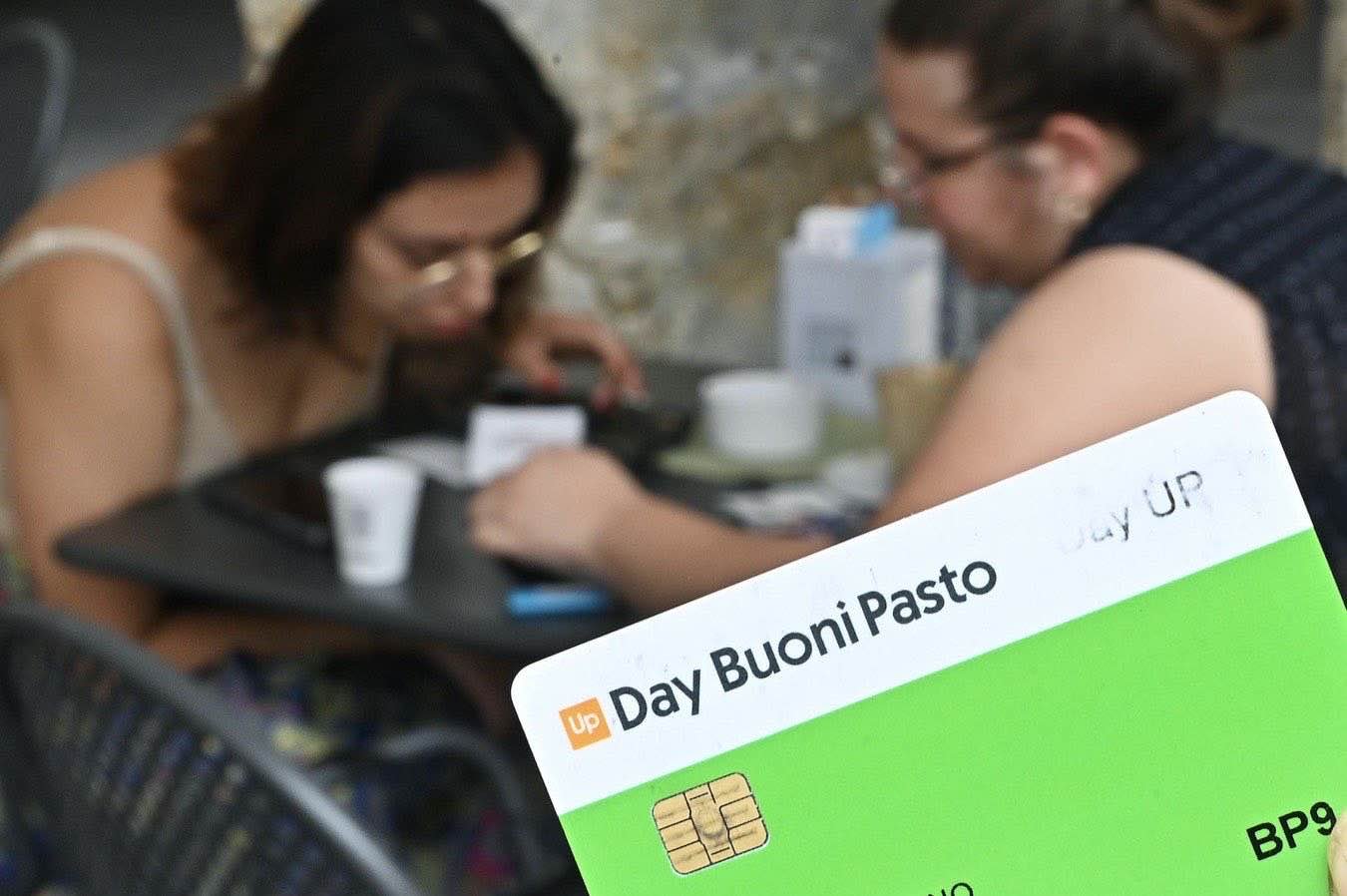 Dipendente vince causa per revoca buoni pasto durante smart working, azienda deve pagare 3.600 euro