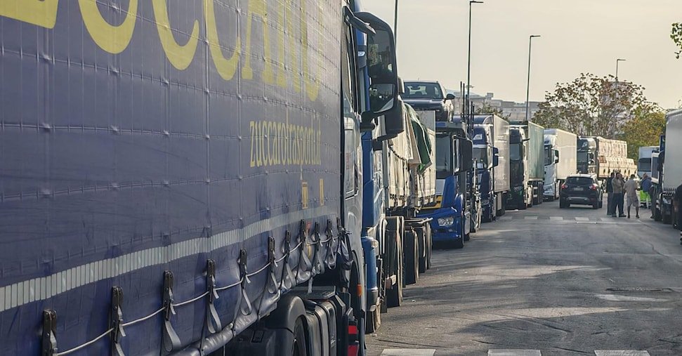 Blocco trasporti, crisi rifiuti, aerei e industria alimentare: il caos si espande